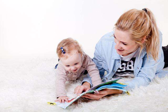 Mutter liest mit Kind, Krabbelgruppe mgh